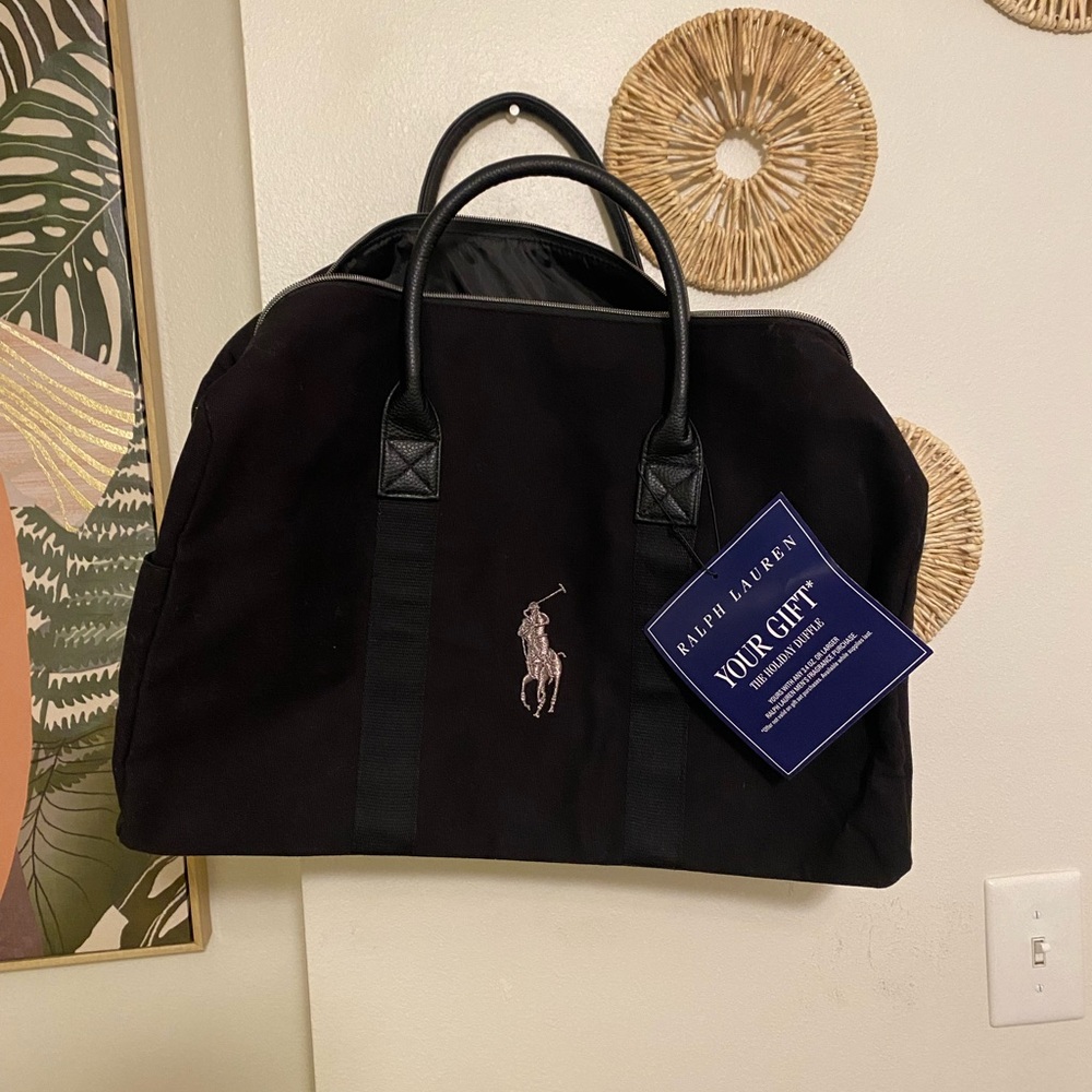 Selling because my boyfriend doesn’t use

Ralph Lauren men’s travel bag